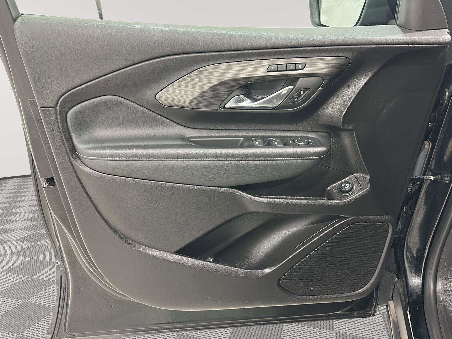 Used 2024 GMC Terrain SLT image 18