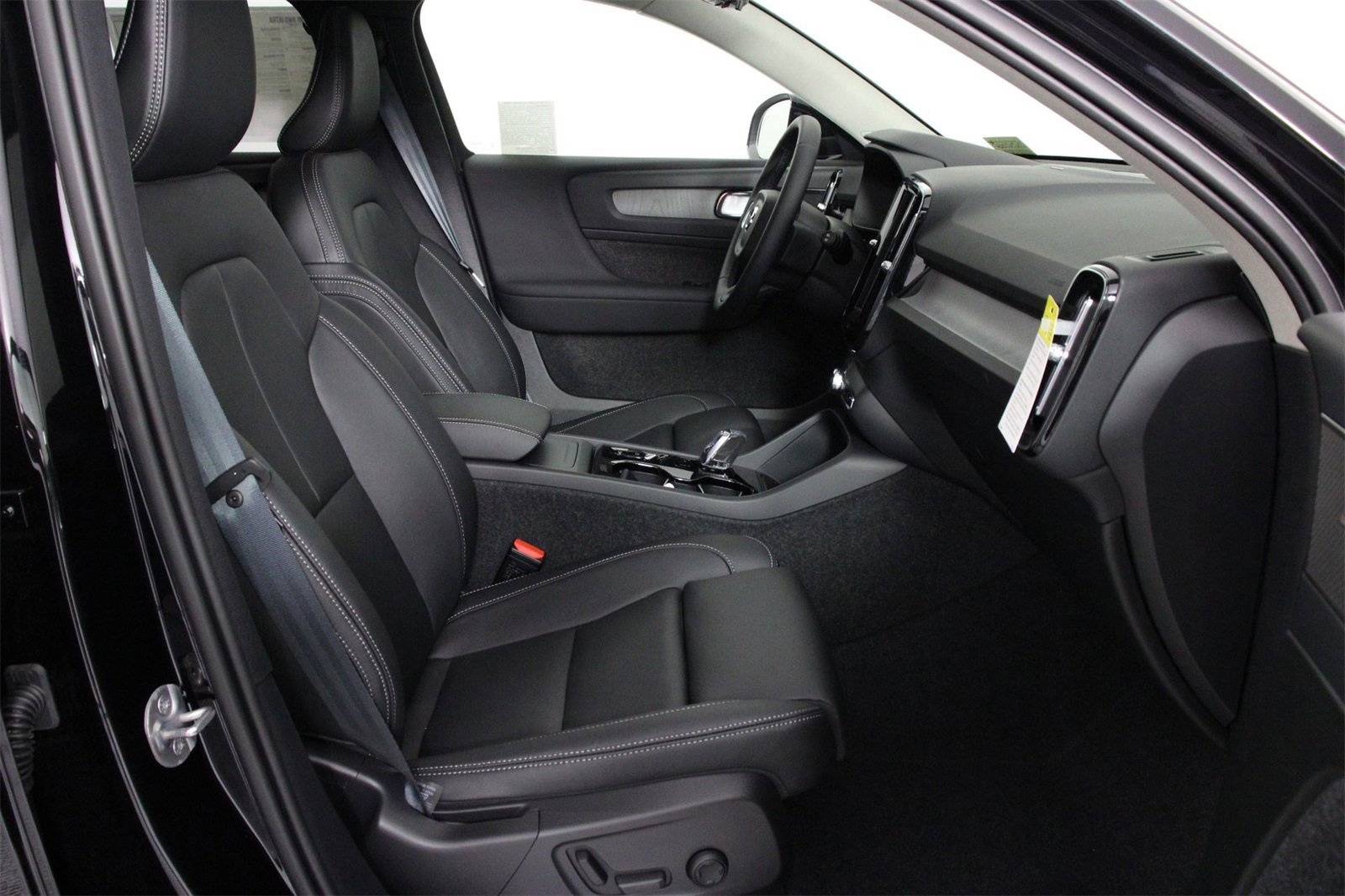 New 2025 Volvo XC40 B5 Ultra image 10