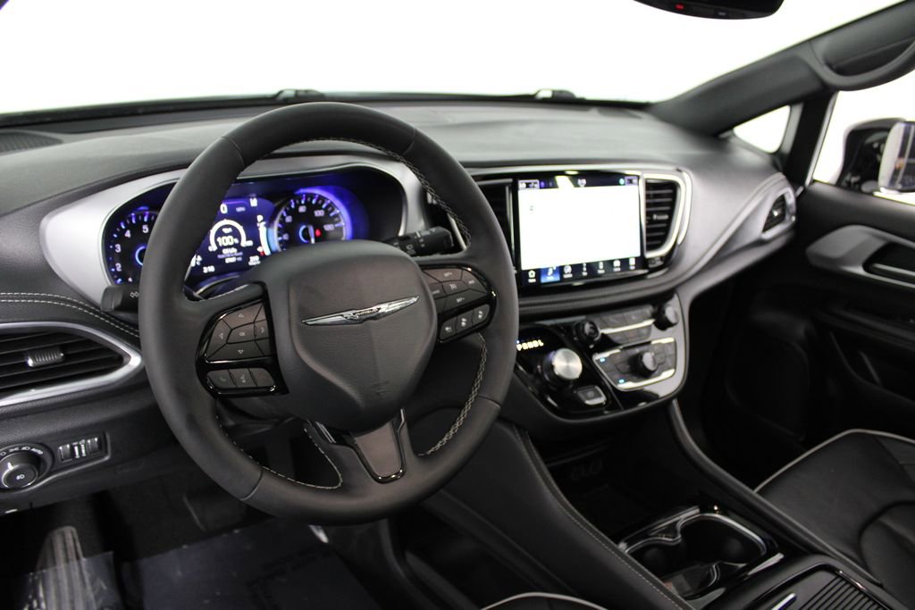 Used 2025 Chrysler Pacifica Limited image 16