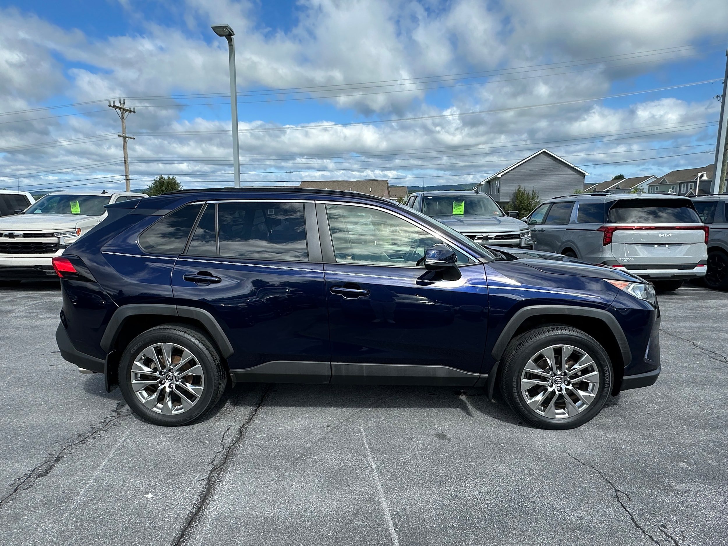 Used 2019 Toyota RAV4 XLE Premium w/ Cold Weather Package AWD/4WD image 4