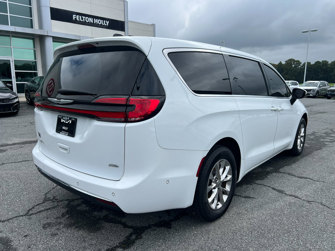 Used 2023 Chrysler Pacifica Touring-L image 10