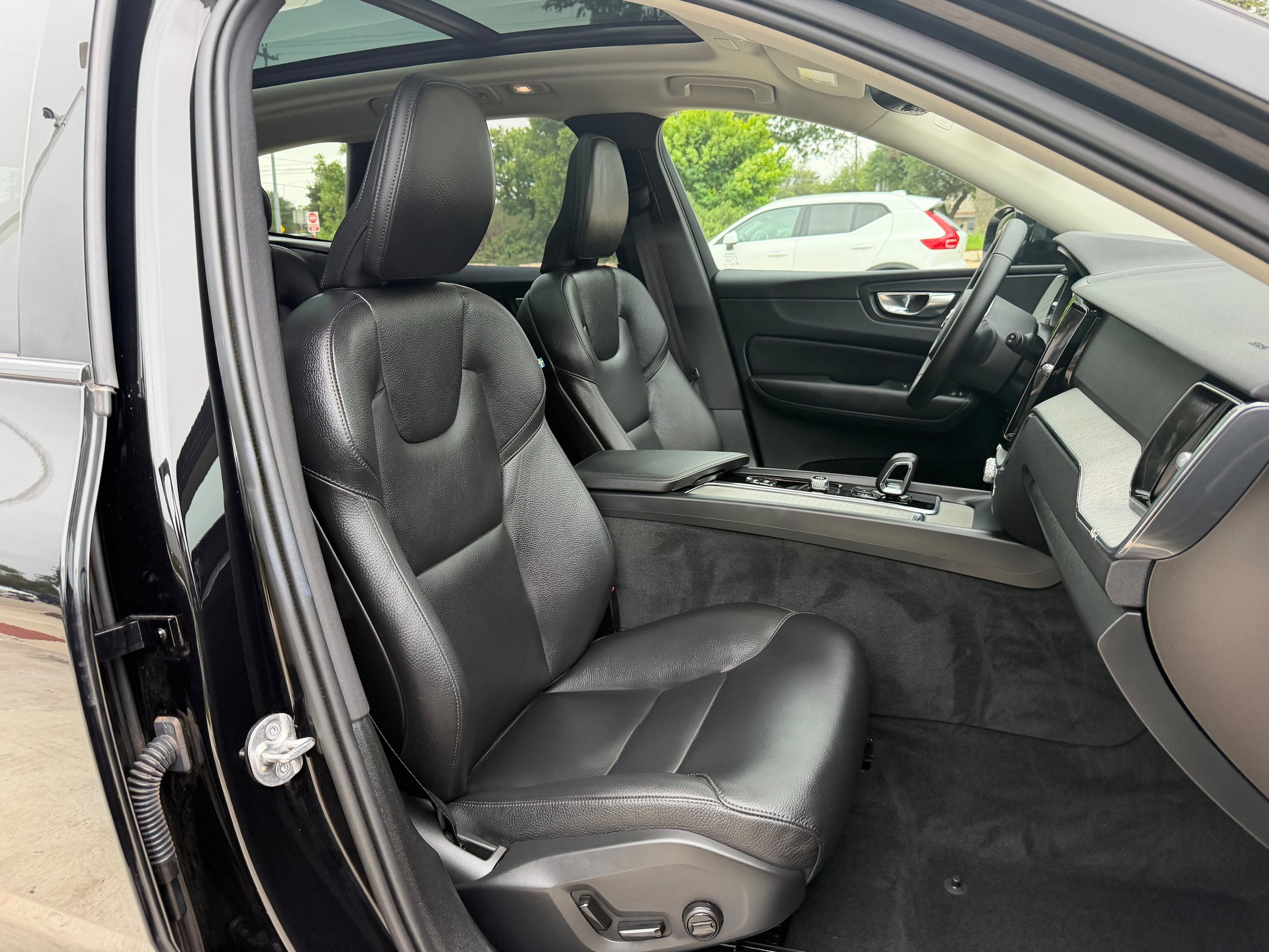 Certified 2025 Volvo XC60 B5 Plus AWD/4WD image 10