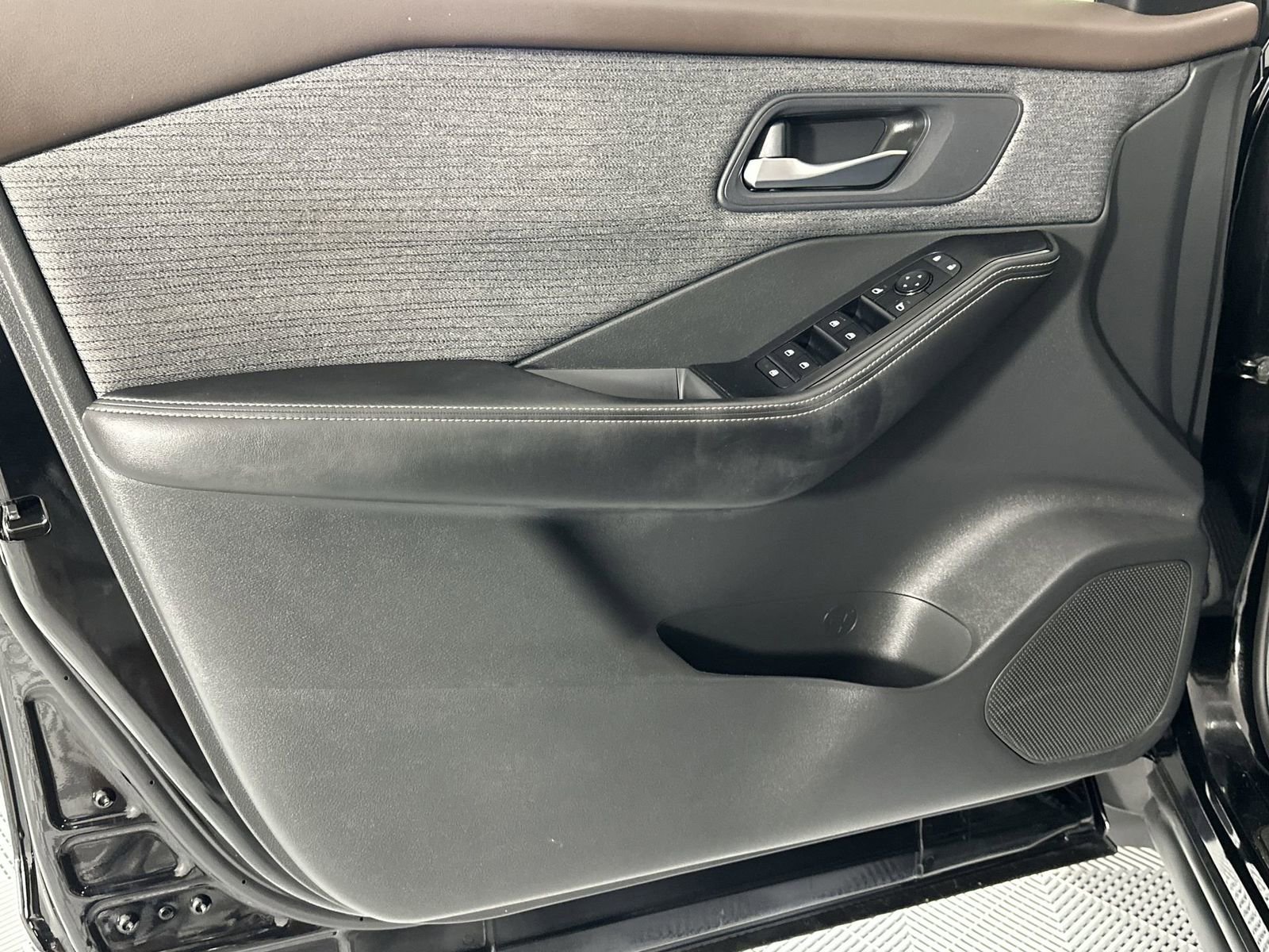 Used 2022 Nissan Rogue SV image 28