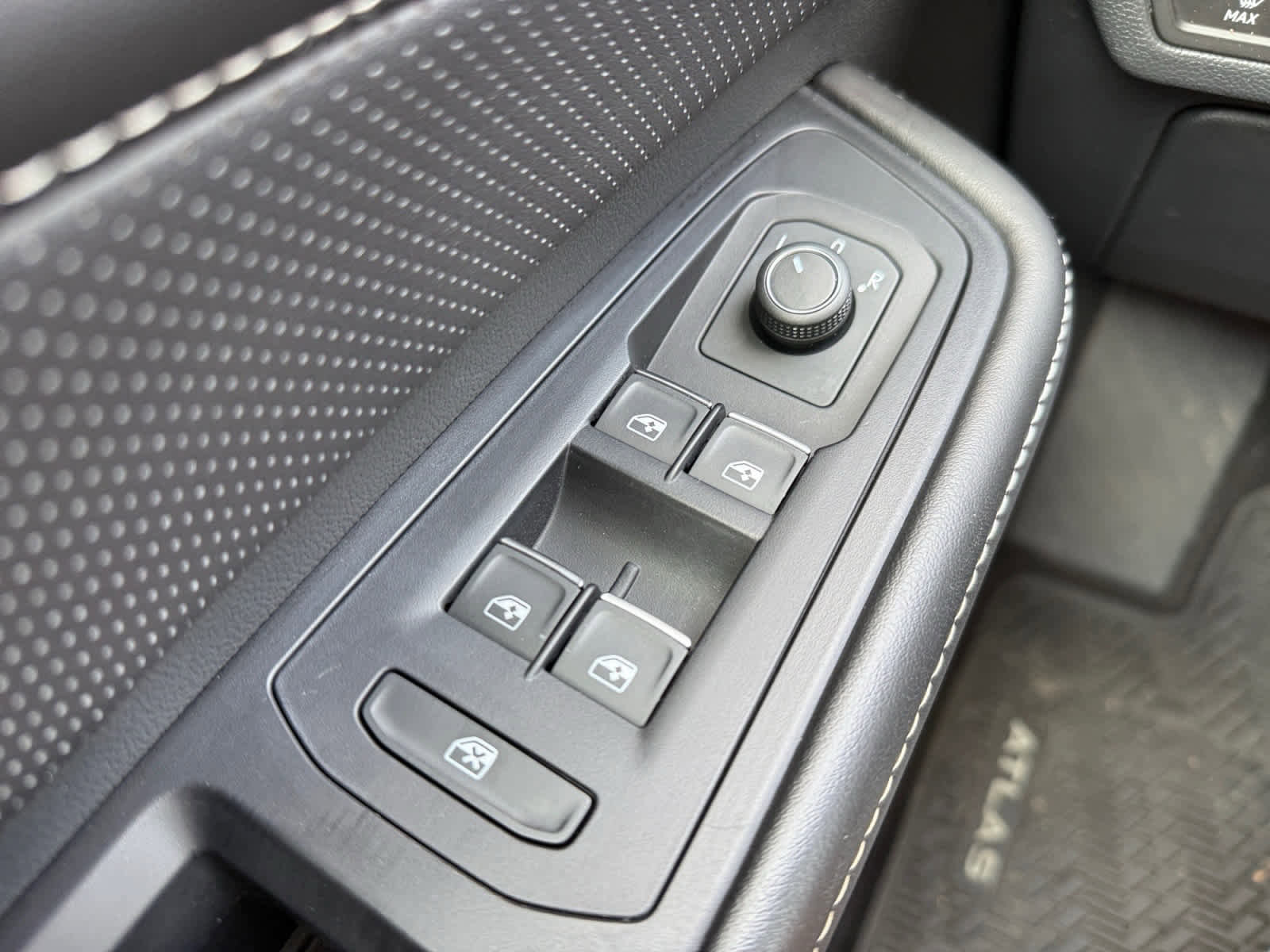 Used 2024 Volkswagen Atlas SE image 24