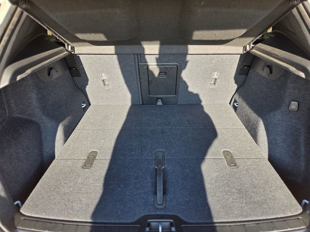 Used 2025 Volvo XC40 B5 Plus image 5