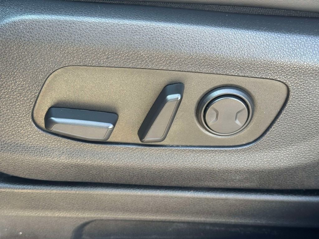 Used 2024 Kia Carnival LX FWD image 17