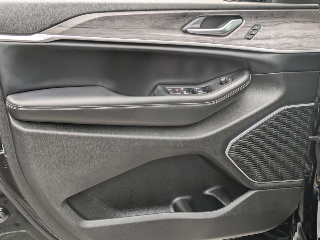 Used 2022 Jeep Grand Cherokee L Limited image 9