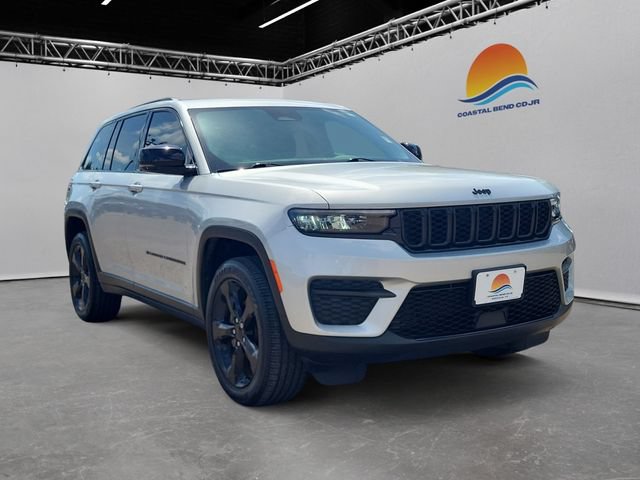 Used 2023 Jeep Grand Cherokee Altitude RWD image 3
