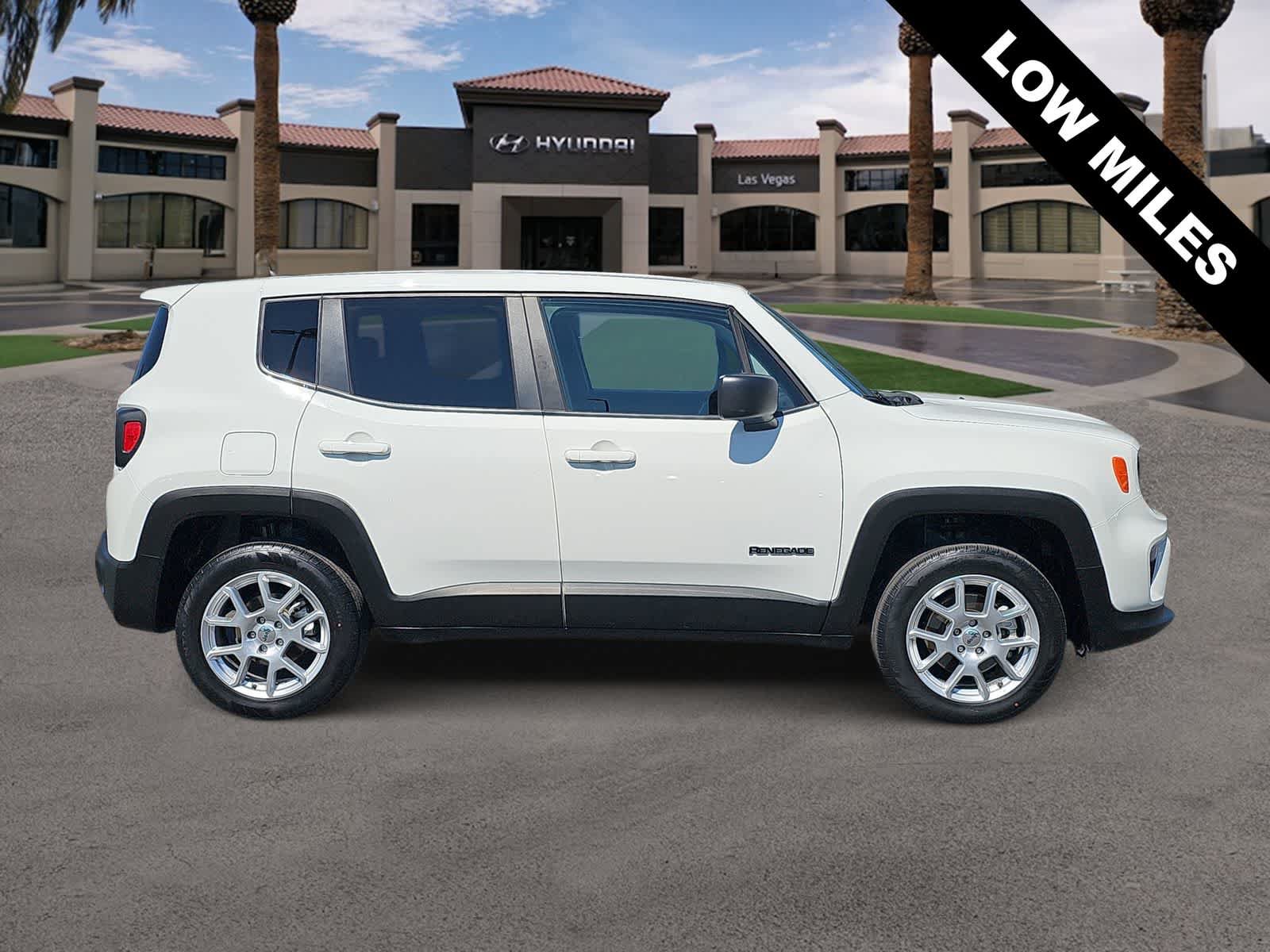 Used 2023 Jeep Renegade Latitude AWD/4WD image 9
