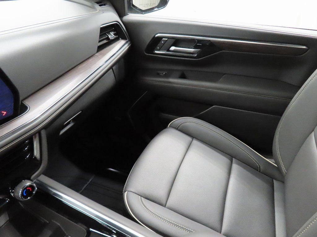 Used 2025 Chevrolet Suburban Premier AWD/4WD image 29