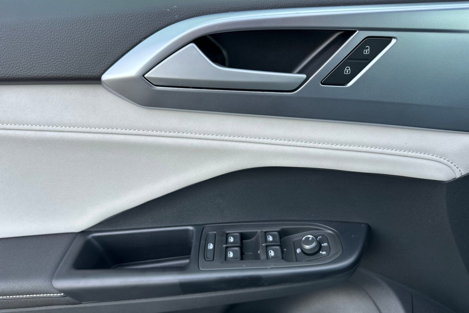 New 2026 Volkswagen Taos SE image 11