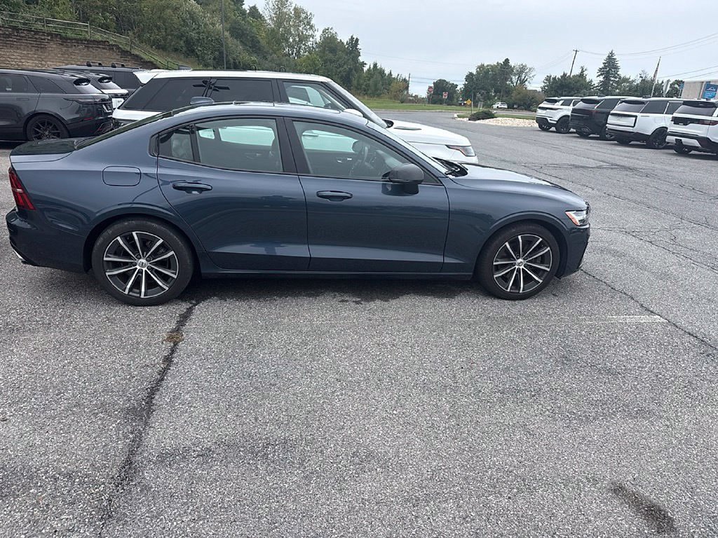 Used 2022 Volvo S60 B5 Momentum w/ Premium Package FWD image 8