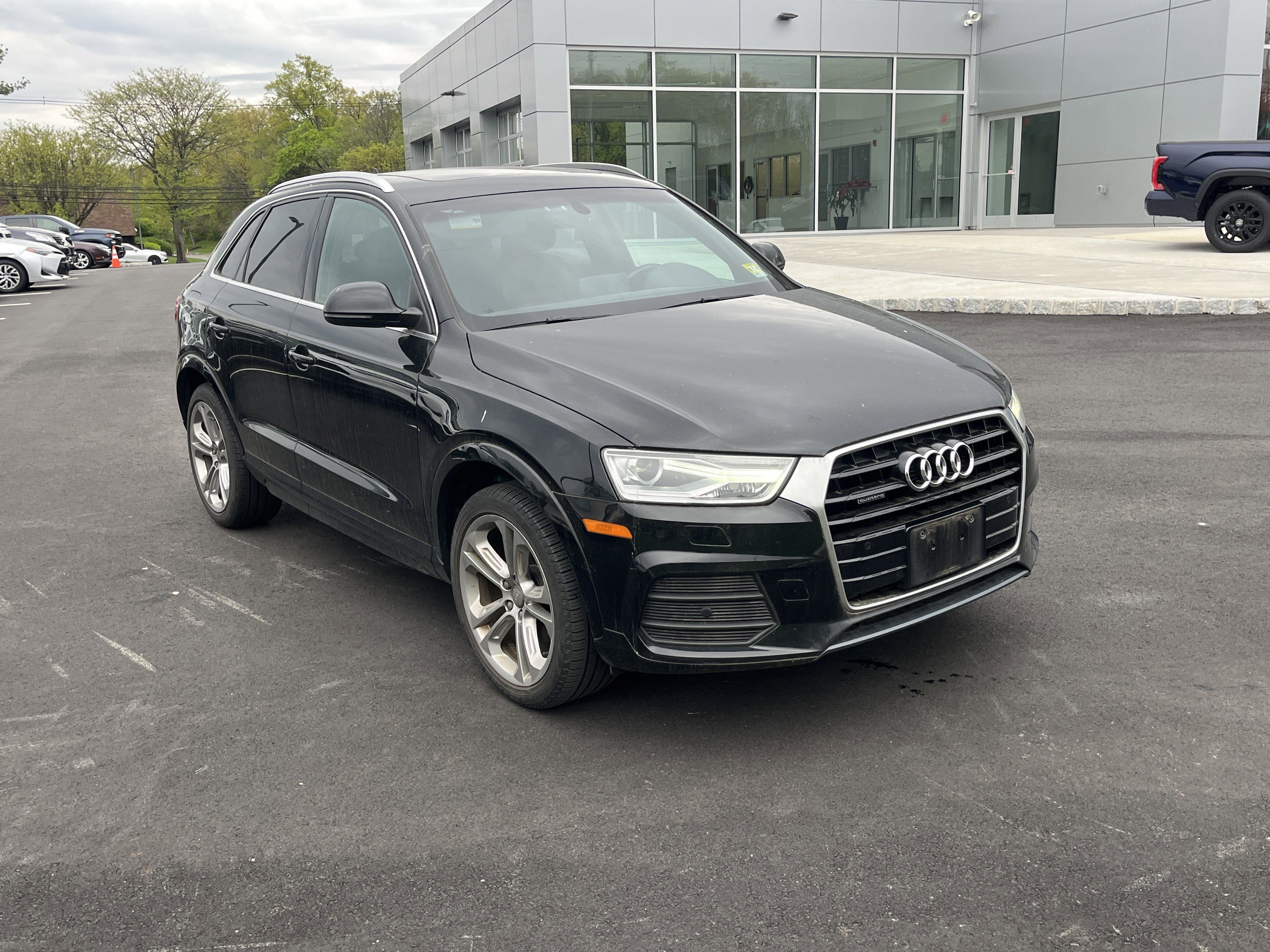 Used 2017 Audi Q3 2.0T Premium Plus w/ Premium Plus Package AWD/4WD image 2