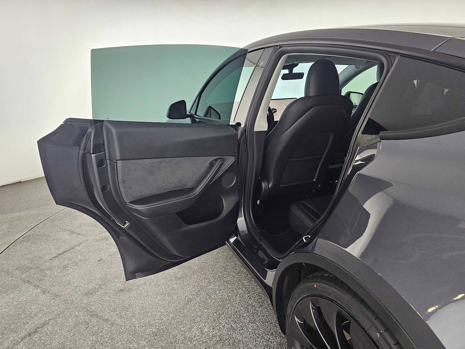 Used 2023 Tesla Model Y Performance AWD/4WD image 16