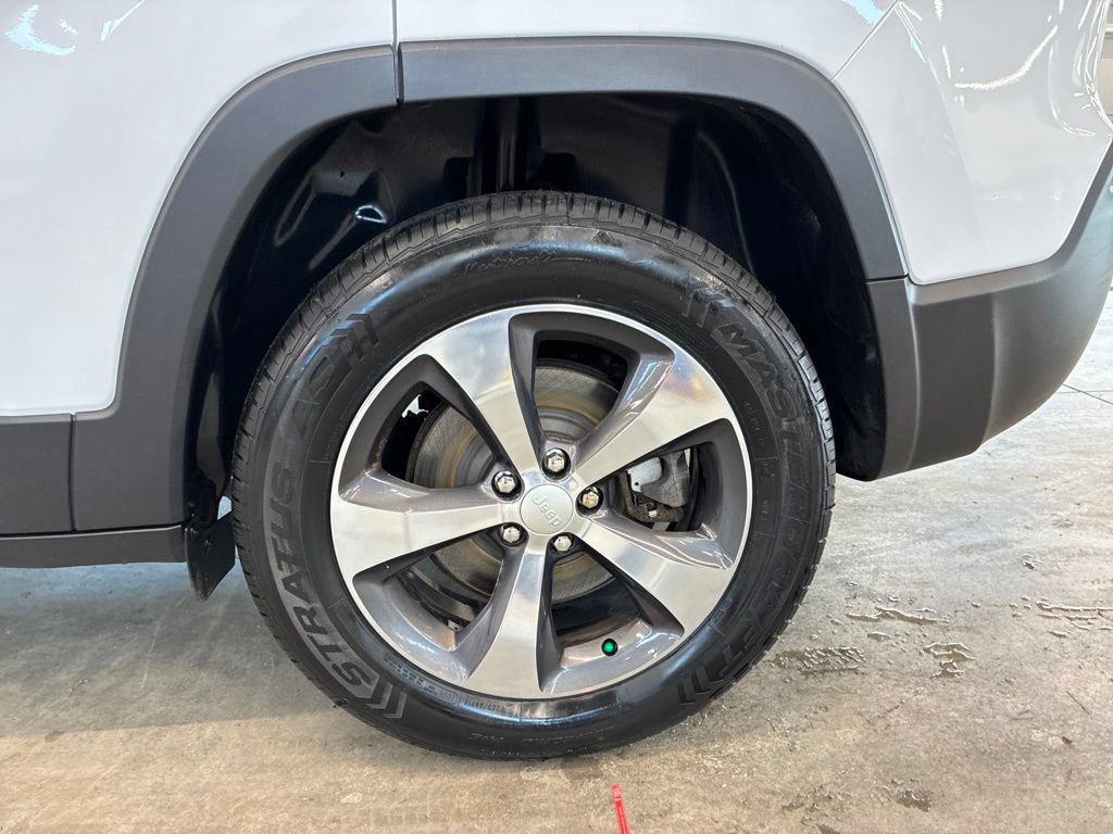 Used 2019 Jeep Cherokee Limited AWD/4WD image 11