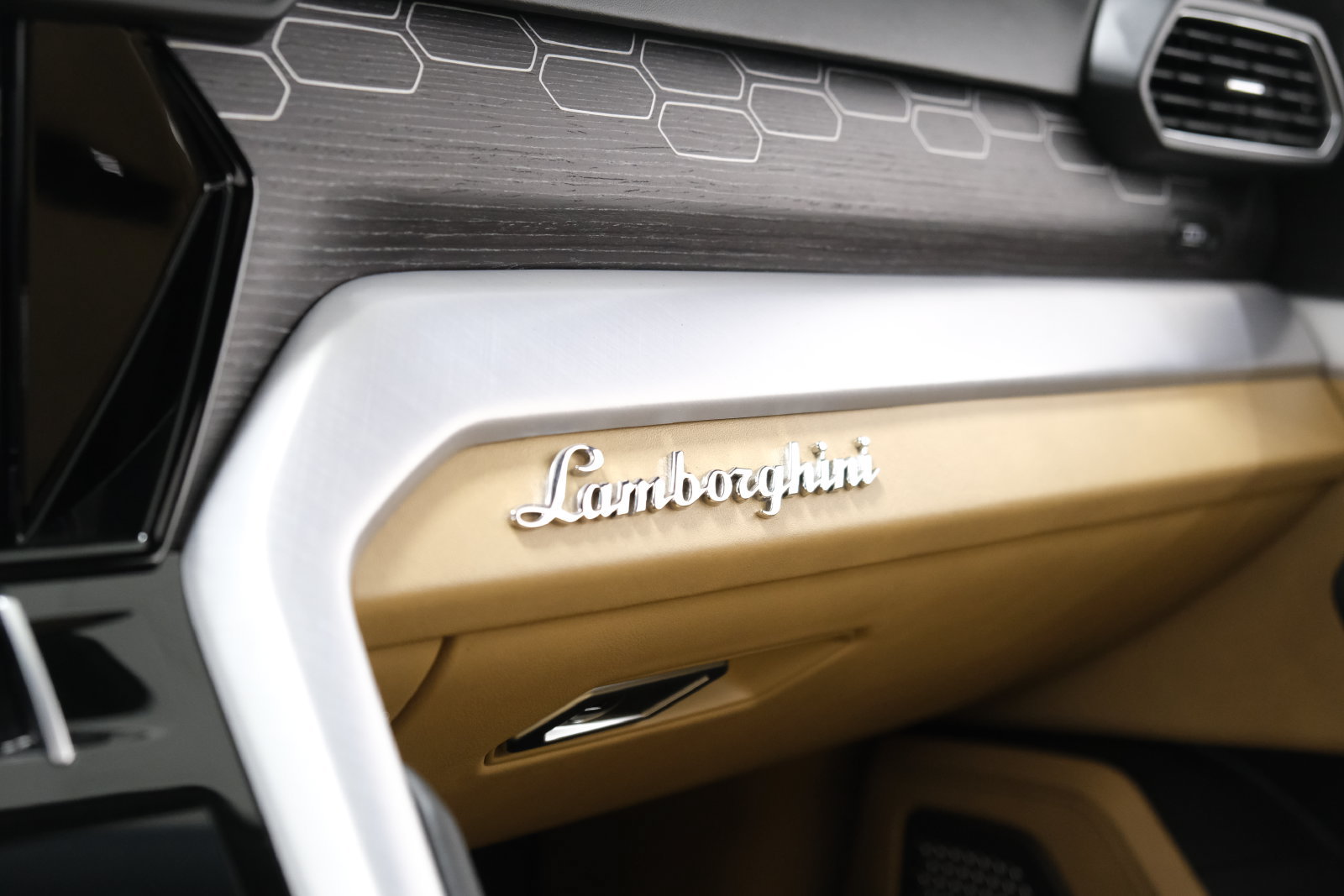 Used 2020 Lamborghini Urus AWD/4WD image 21