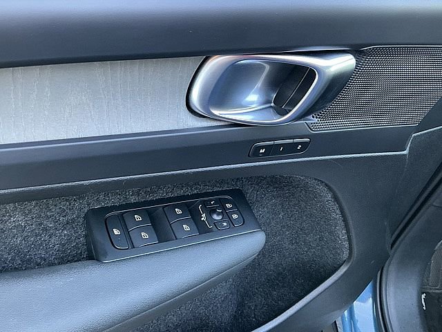 Used 2025 Volvo XC40 B5 Plus image 17