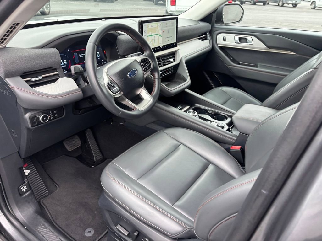 Used 2025 Ford Explorer Active w/ Active Comfort Package RWD image 8