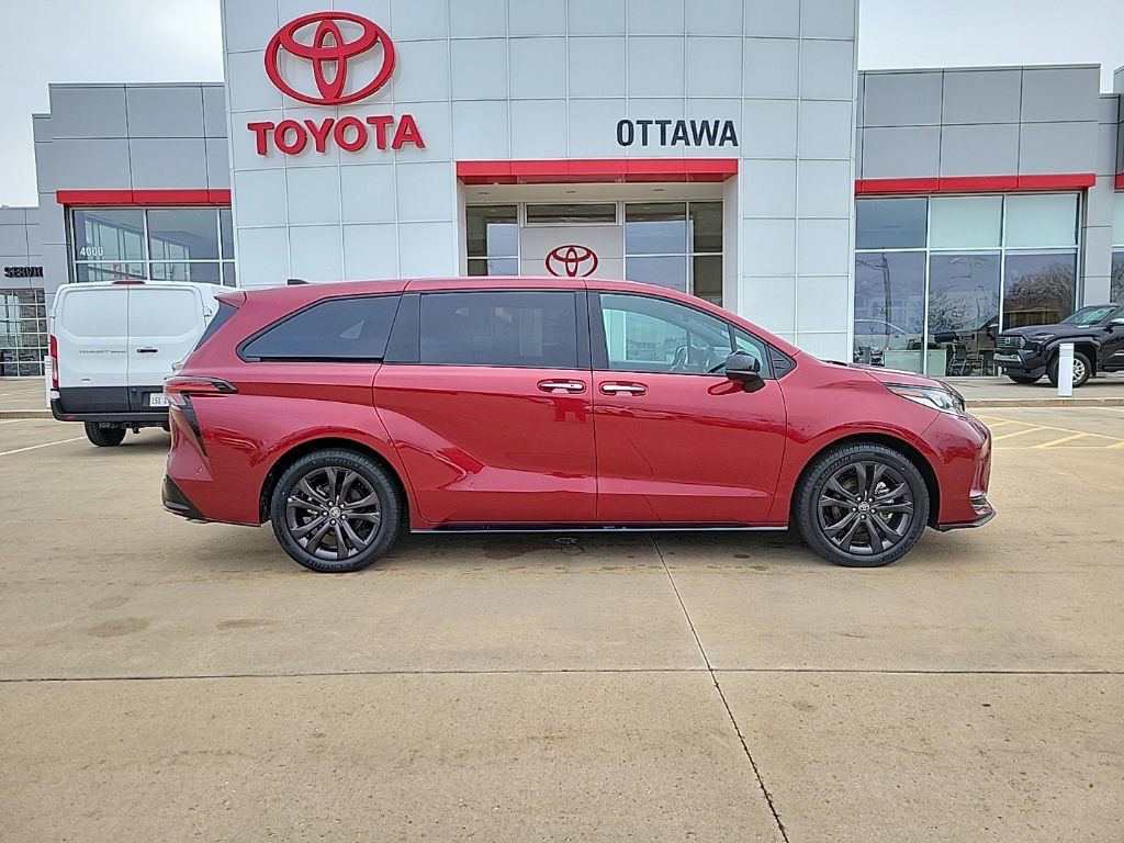 Used 2025 Toyota Sienna XSE image 5