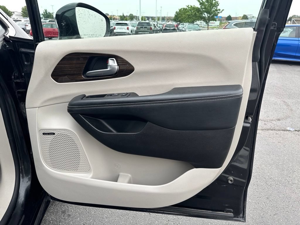 Used 2022 Chrysler Pacifica Limited FWD image 36