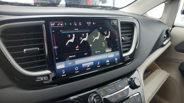 Certified 2024 Chrysler Pacifica Touring-L image 14