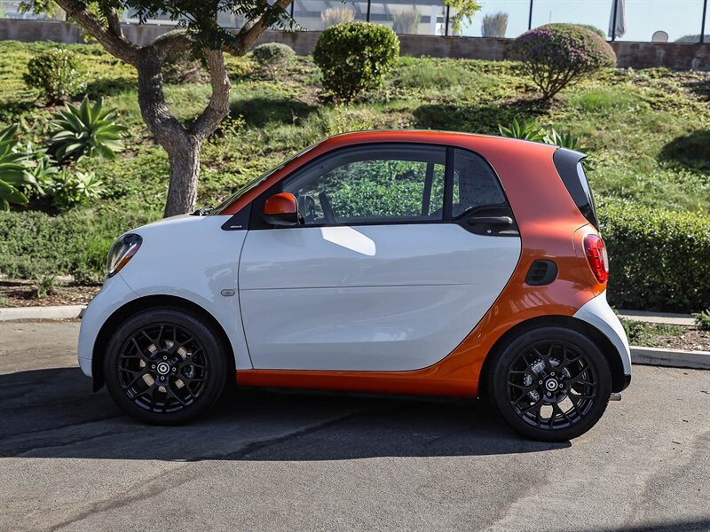 Used 2016 smart fortwo pure RWD image 8
