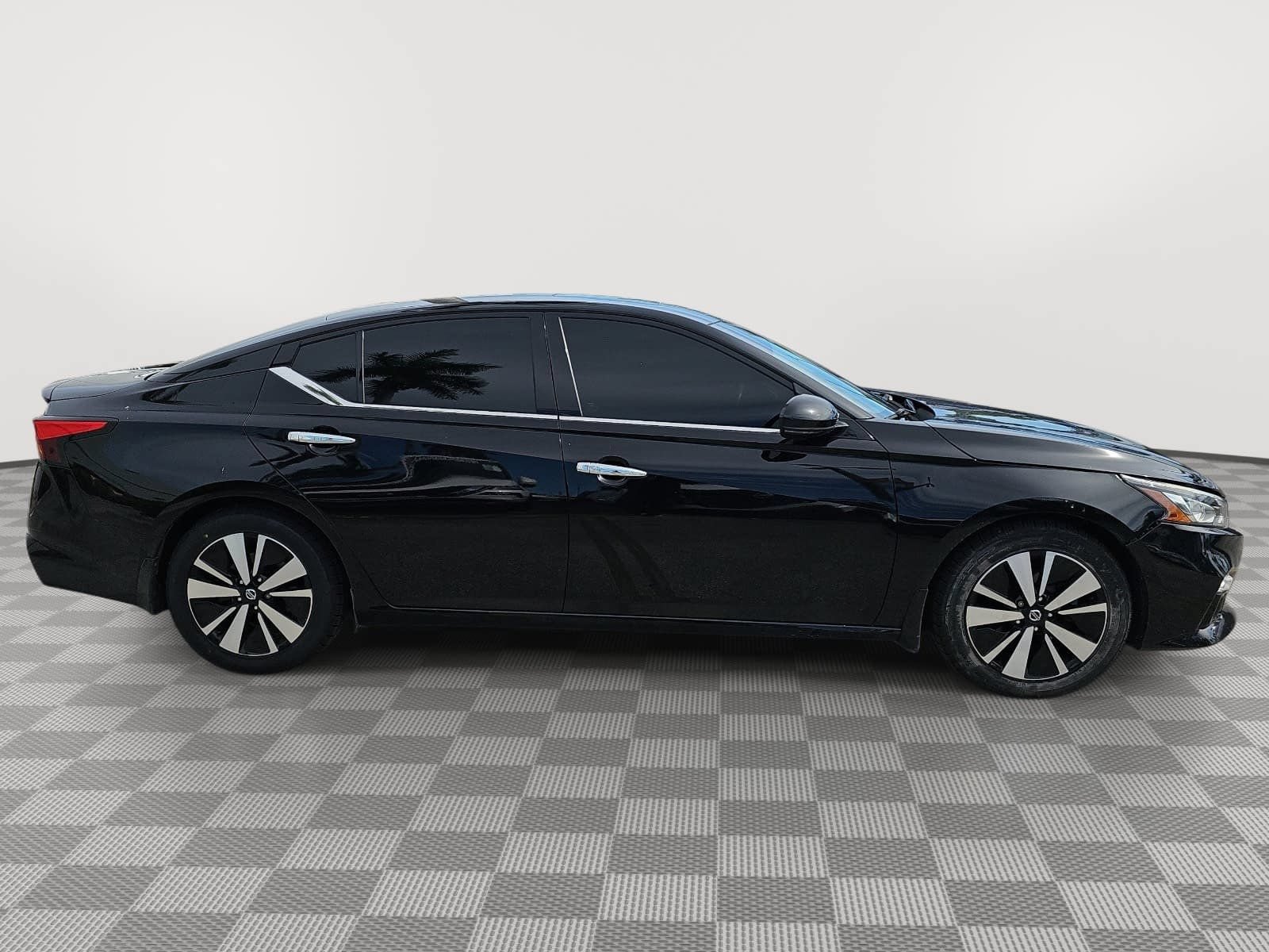 Used 2020 Nissan Altima 2.5 SV FWD image 9