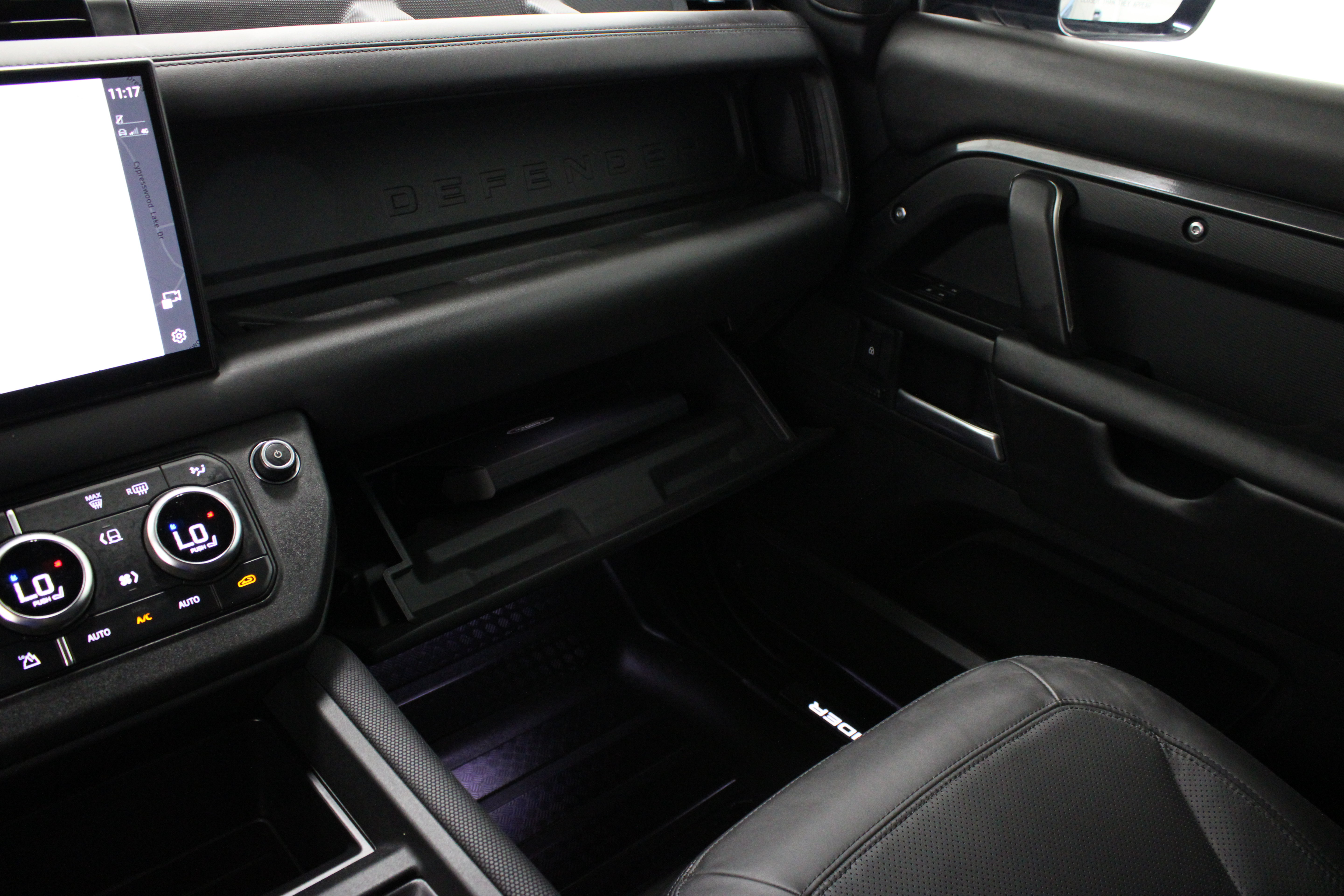 Used 2025 Land Rover Defender 130 Outbound AWD/4WD image 25