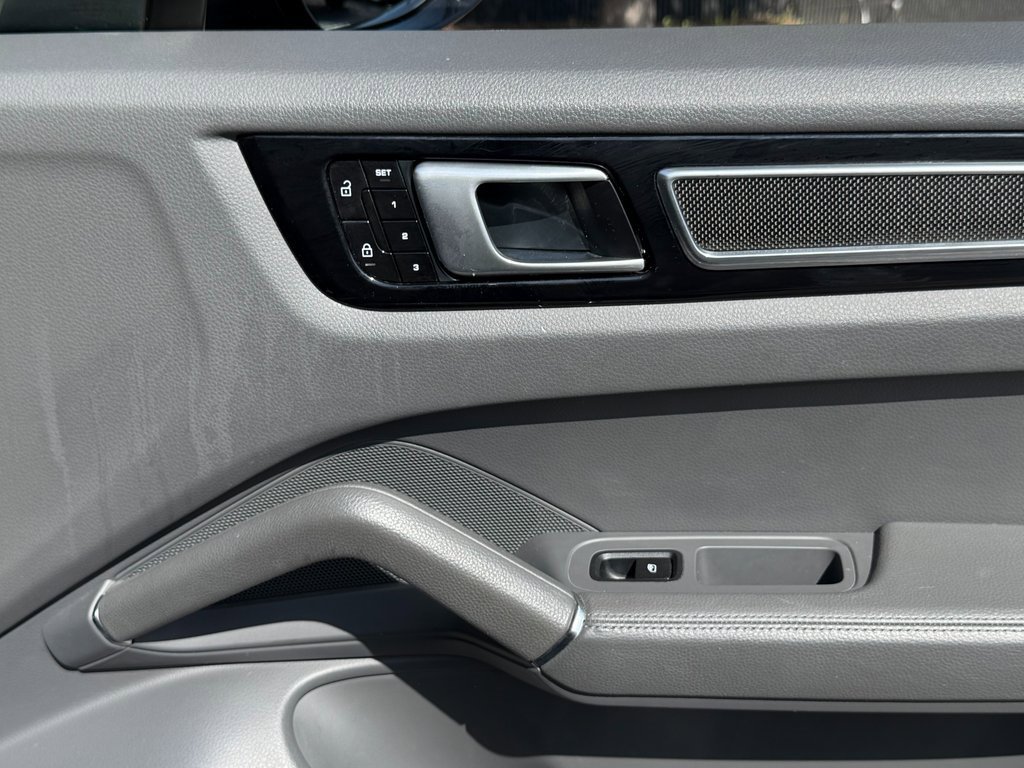 Used 2020 Porsche Cayenne image 35