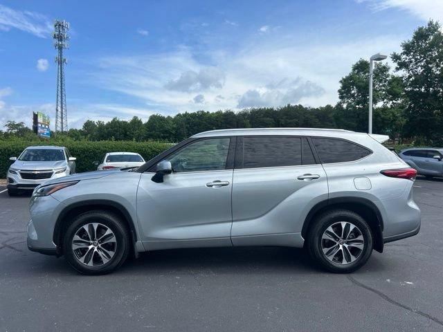 Used 2021 Toyota Highlander XLE AWD/4WD image 12