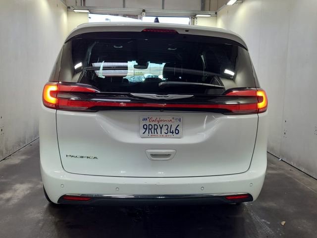 Used 2025 Chrysler Pacifica Select FWD image 4