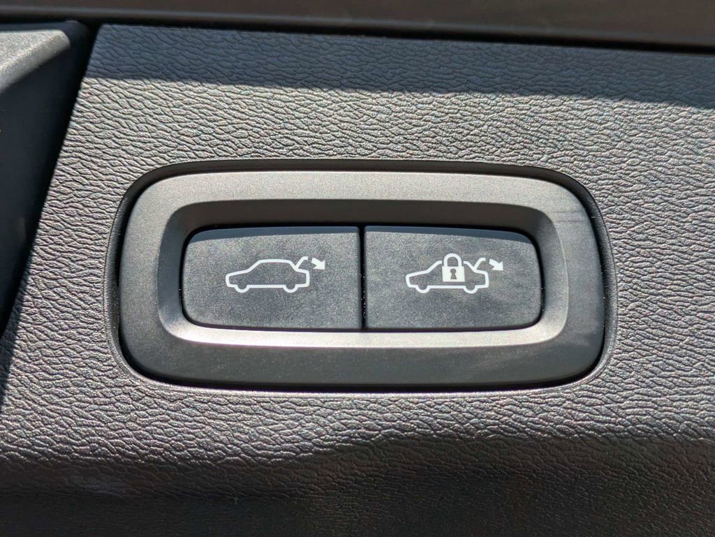 Used 2023 Volvo XC60 B5 Ultimate w/ Climate Package image 15