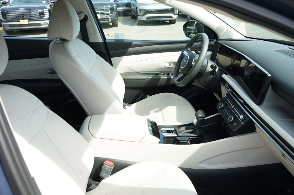 Used 2025 Hyundai Tucson SE FWD image 30