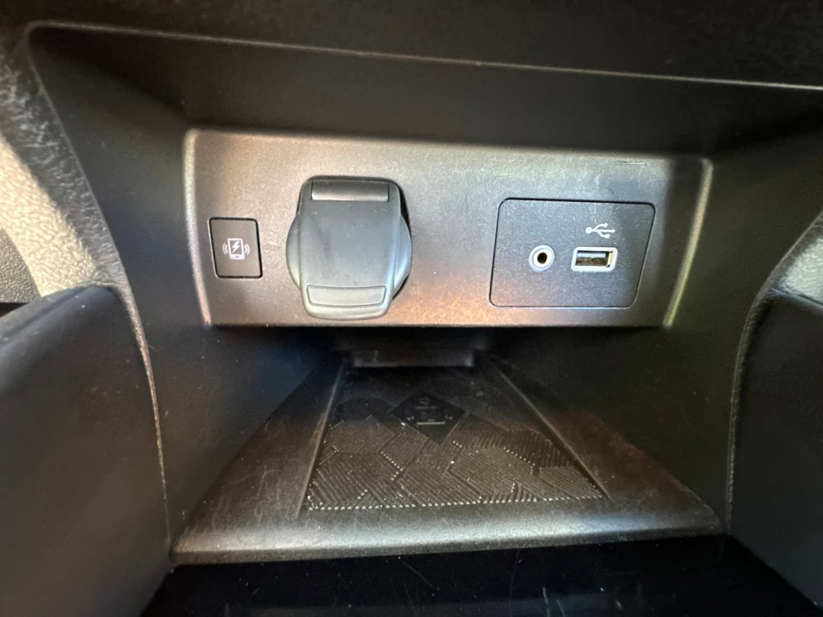Used 2024 Nissan Versa SV FWD image 20