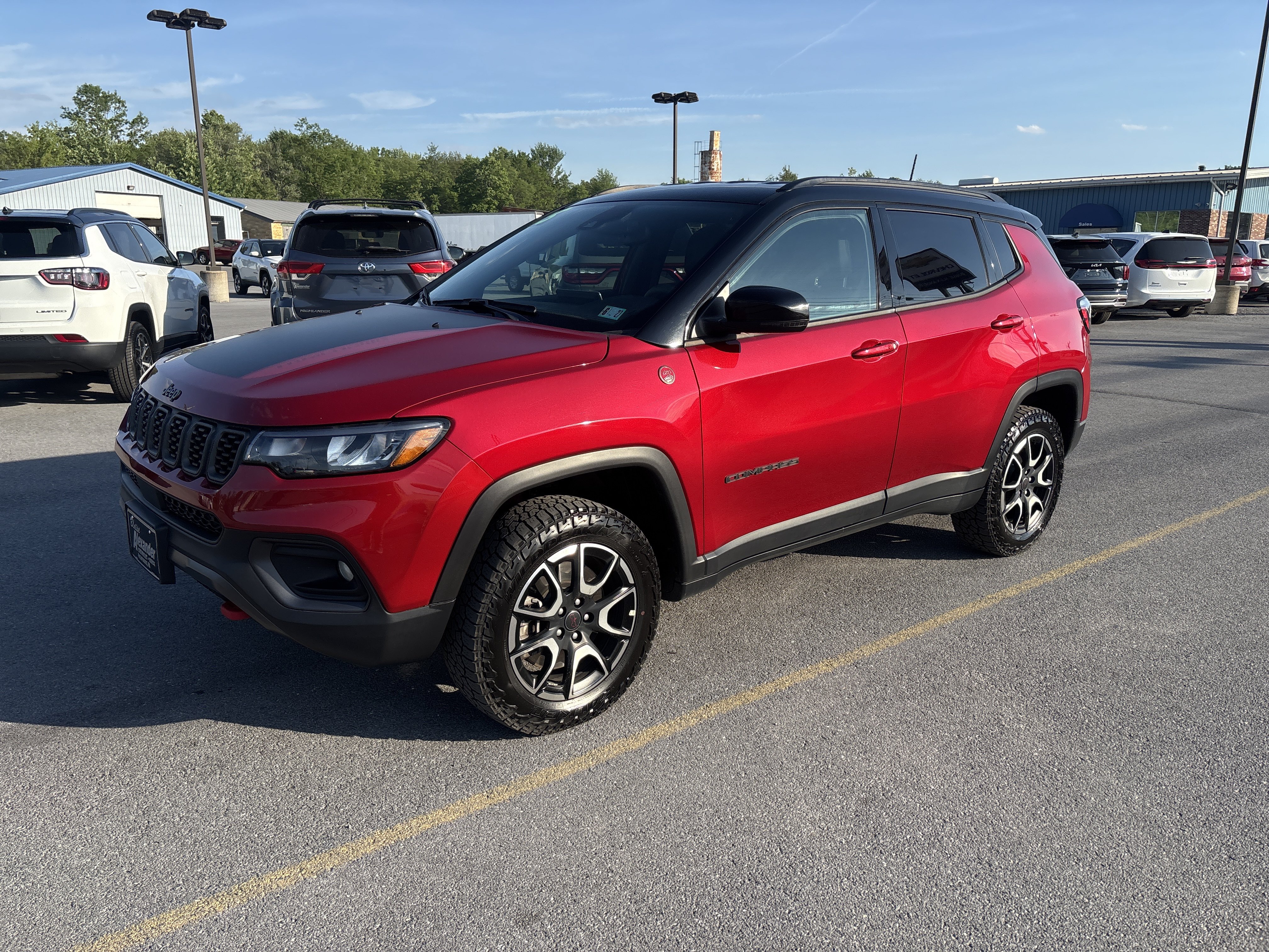 Used 2025 Jeep Compass Trailhawk AWD/4WD image 2