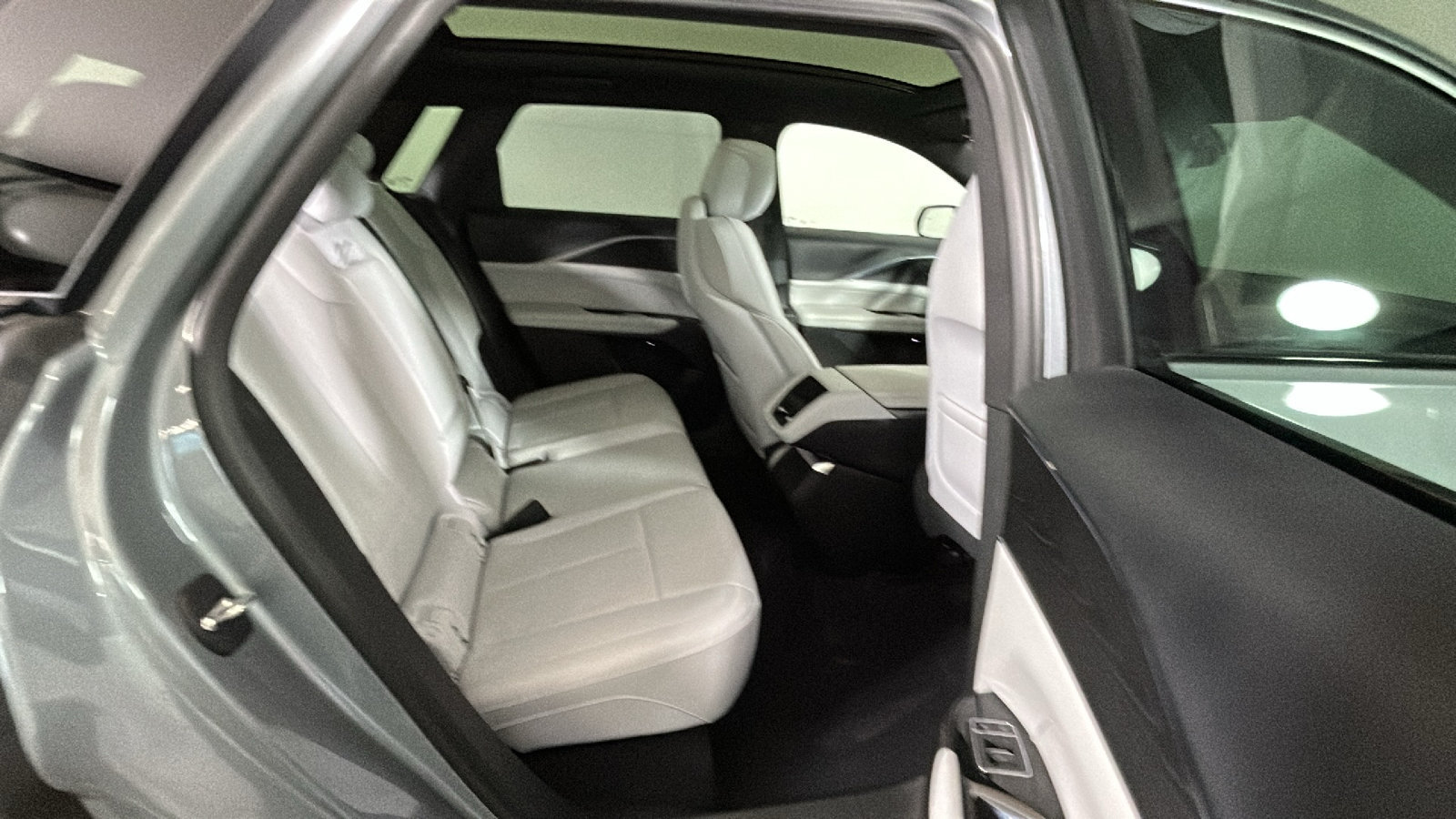 Used 2024 Cadillac Lyriq Luxury AWD/4WD image 36