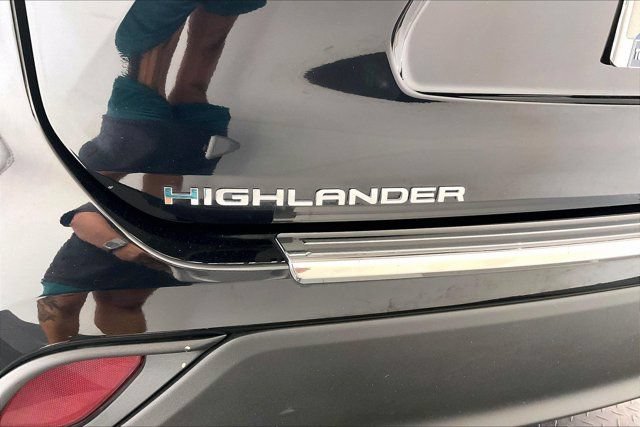 Used 2024 Toyota Highlander XLE FWD image 32