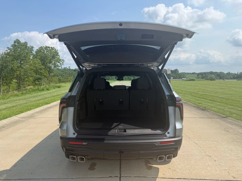 New 2026 Chevrolet Traverse LT w/ Midnight/Sport Edition FWD image 6