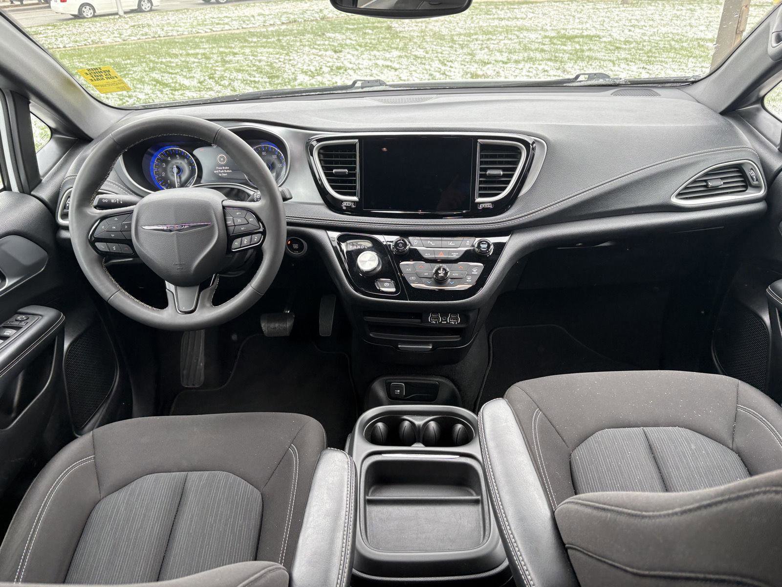 Used 2023 Chrysler Pacifica Touring image 12