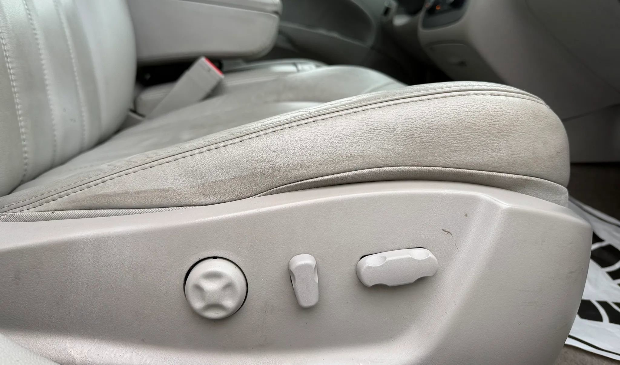 Used 2008 Buick Lucerne CXL w/ Driver Confidence Package image 34