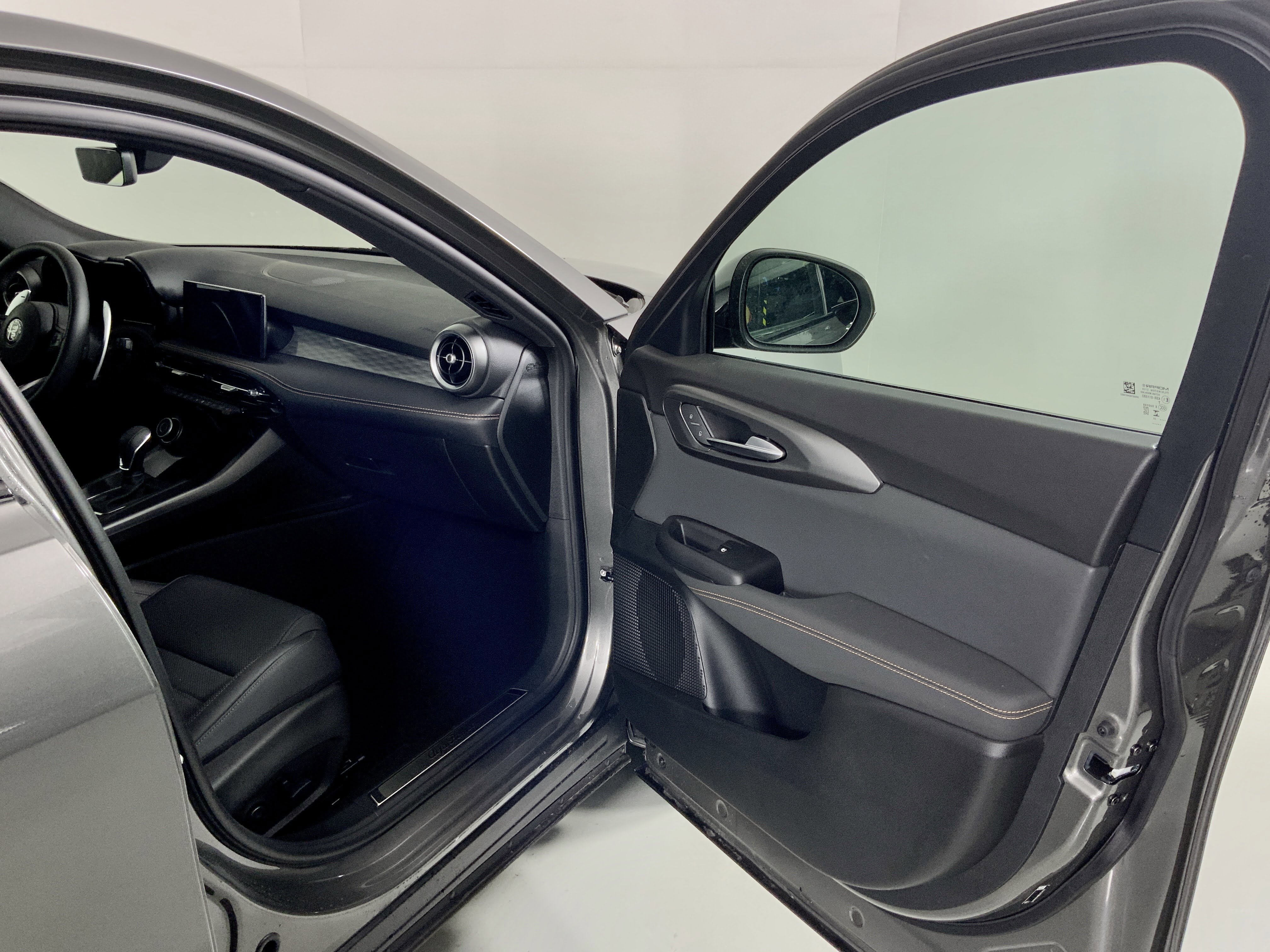 New 2025 Alfa Romeo Tonale w/ Premium Package AWD/4WD image 32