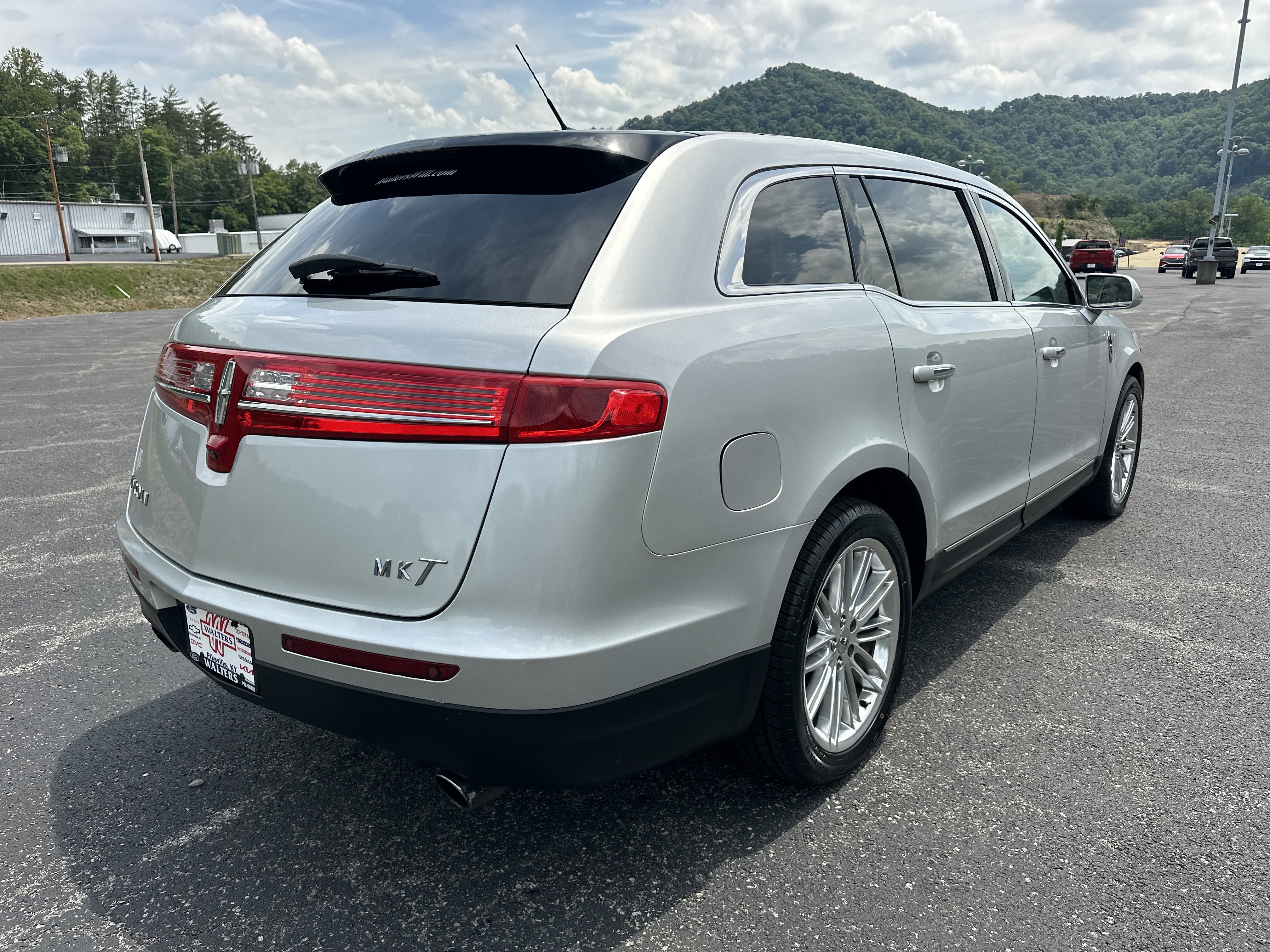 Used 2019 Lincoln MKT AWD image 2