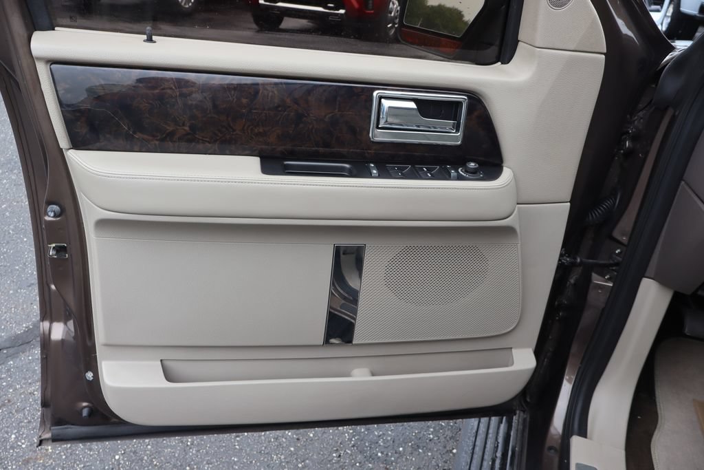 Used 2017 Lincoln Navigator L Select AWD/4WD image 33