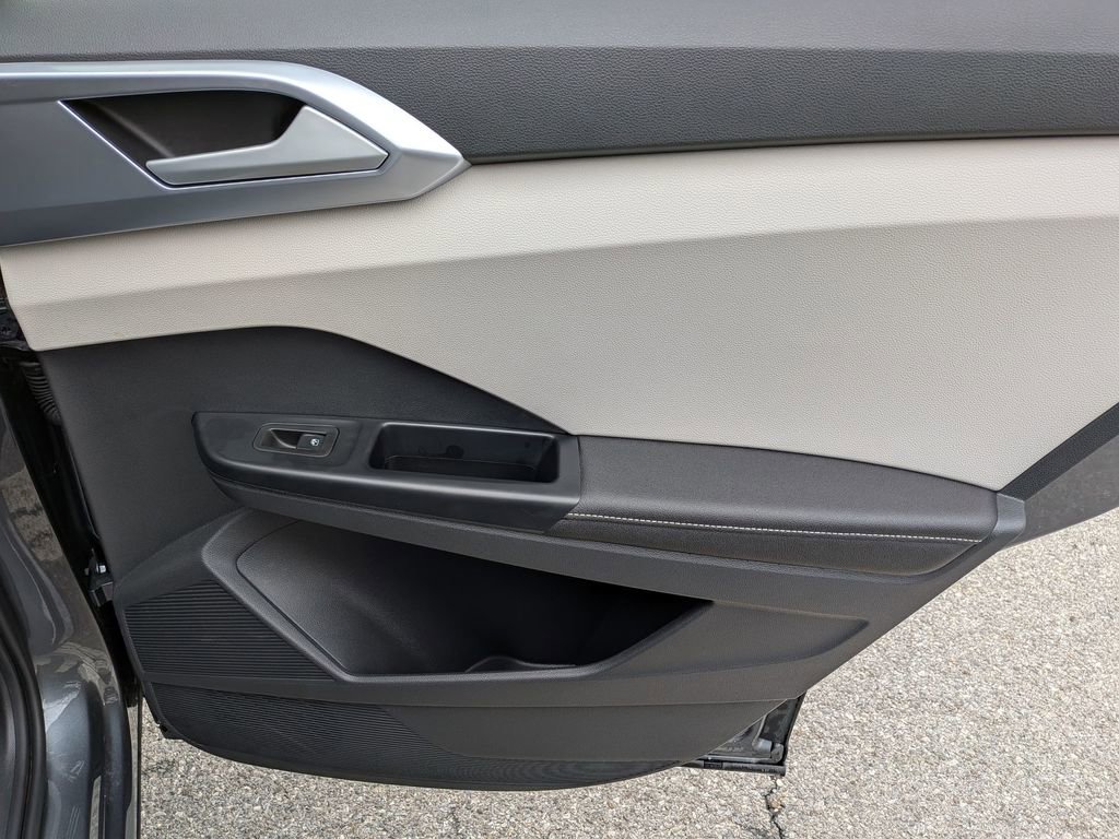 Used 2025 Volkswagen Taos SE w/ Panoramic Sunroof Package image 31