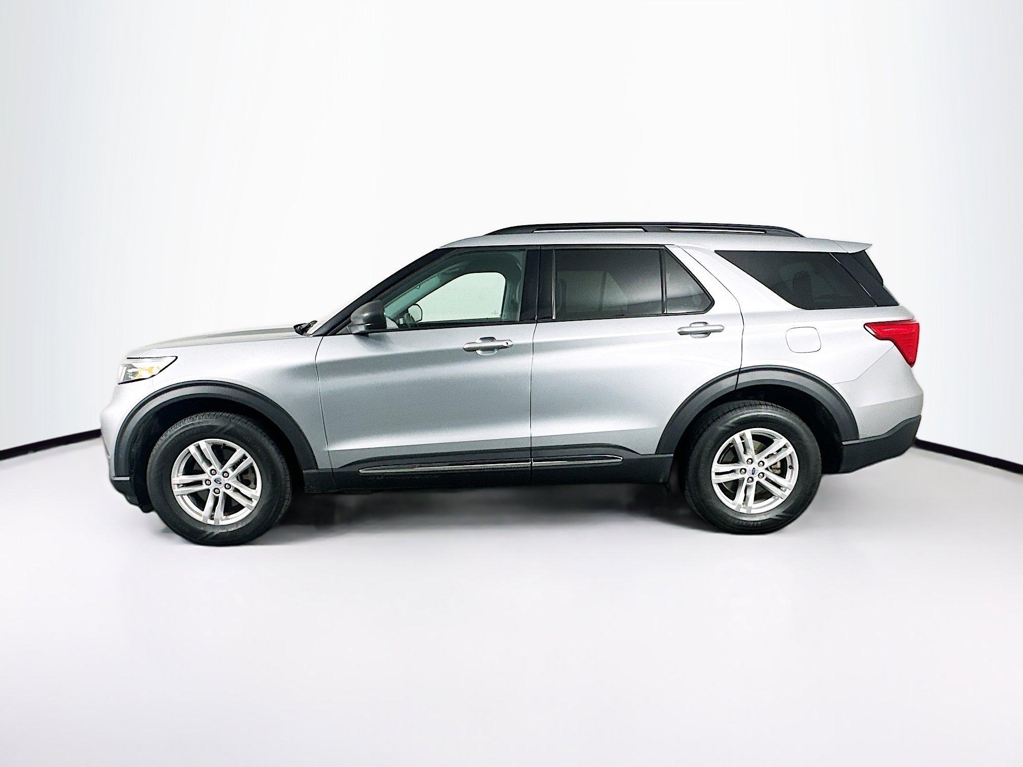 Used 2023 Ford Explorer XLT w/ Equipment Group 202A AWD/4WD image 4