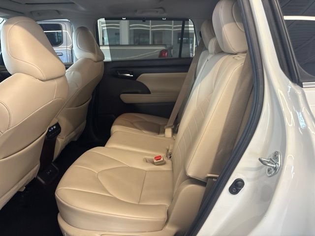 Used 2020 Toyota Highlander XLE FWD image 17