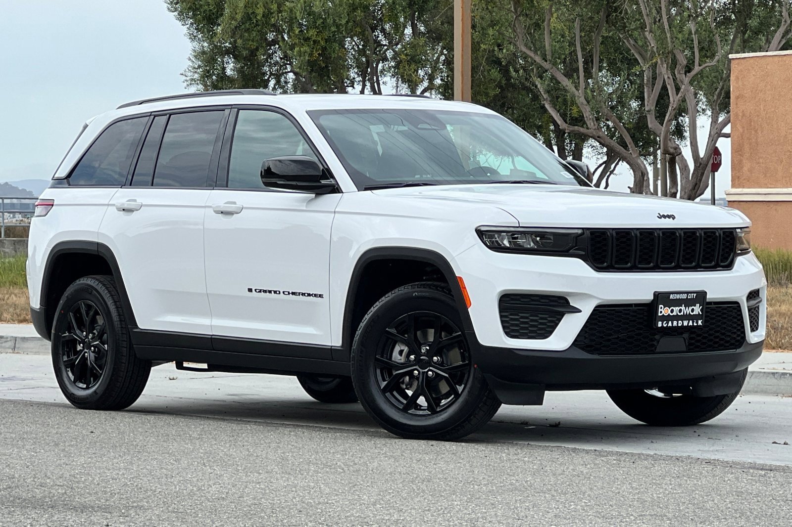 New 2025 Jeep Grand Cherokee Altitude image 2