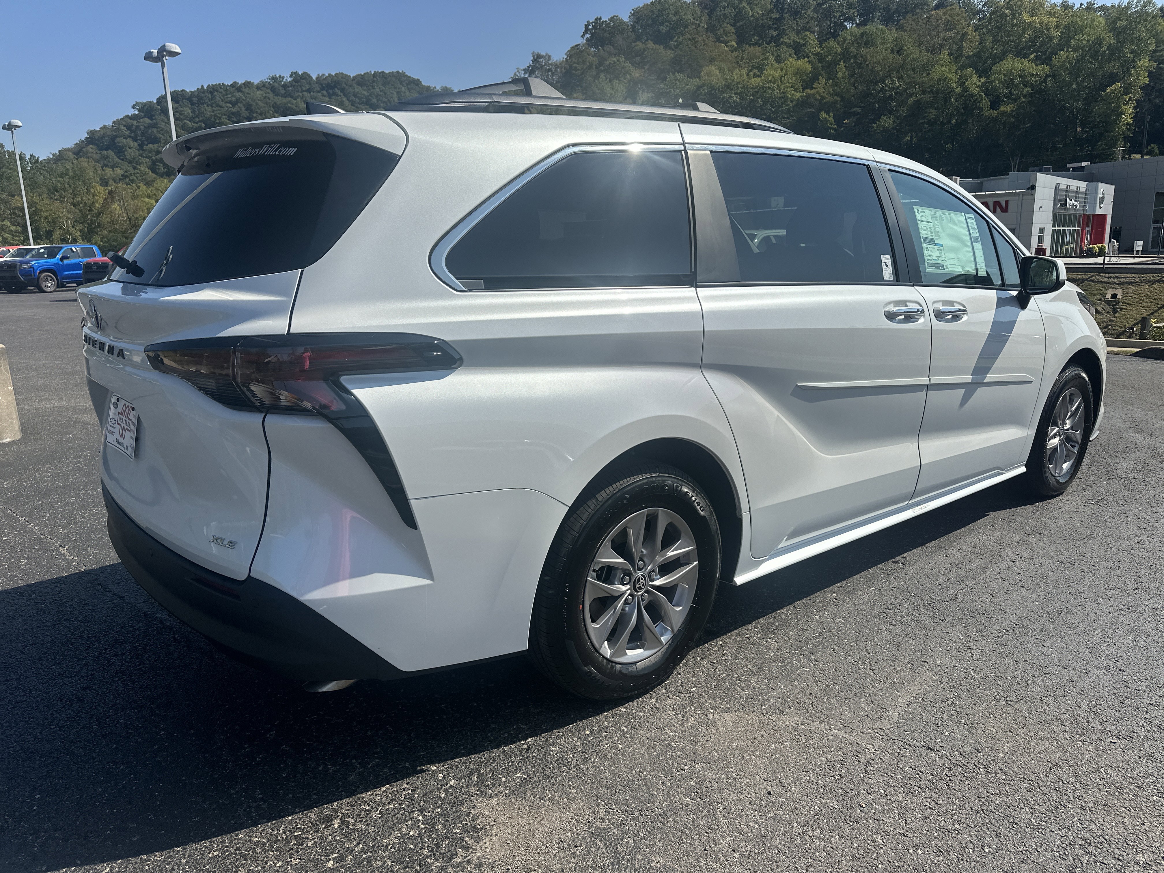 New 2025 Toyota Sienna XLE image 2
