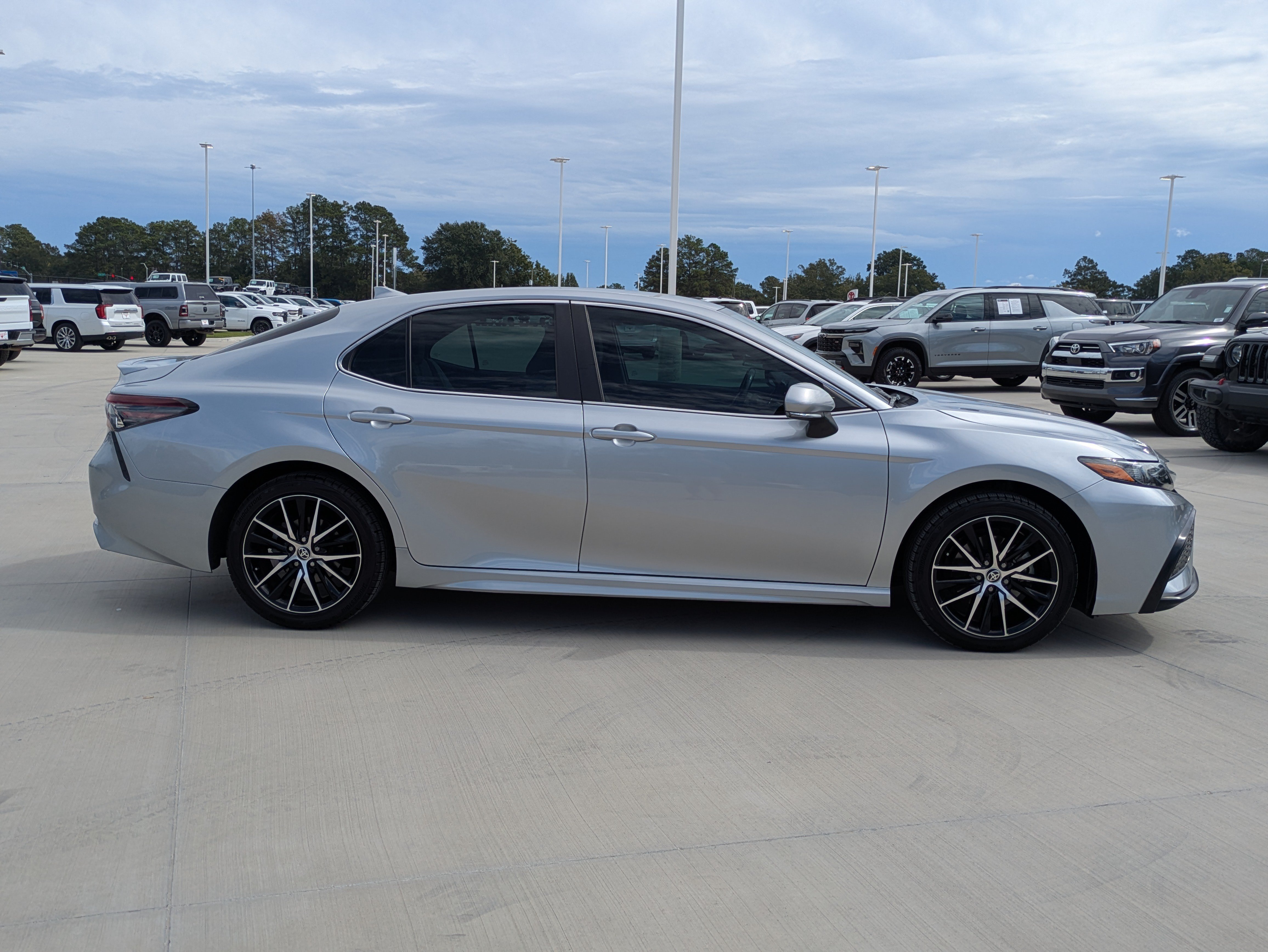 Used 2024 Toyota Camry SE FWD image 6