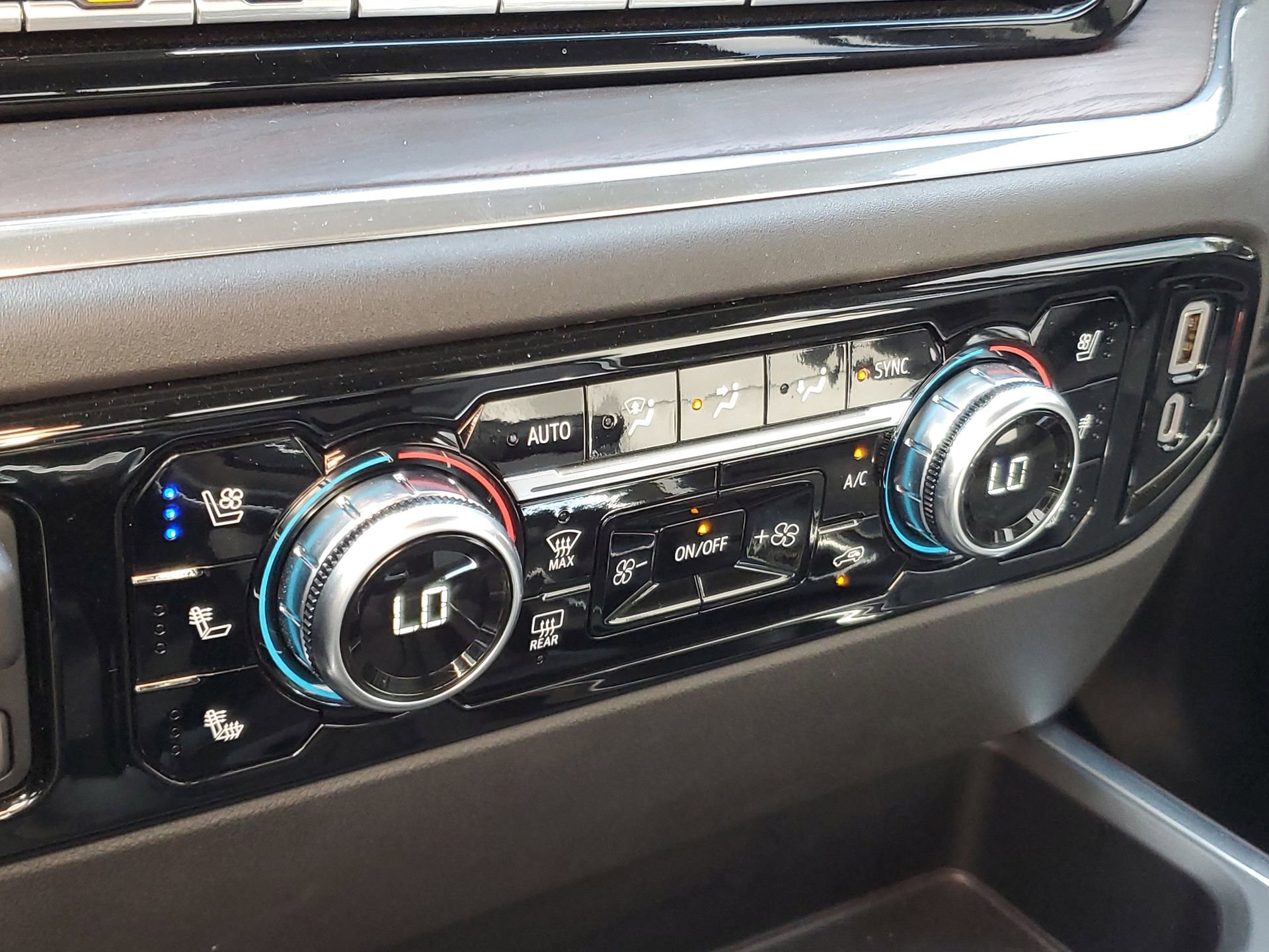 Used 2024 GMC Sierra 1500 SLT w/ SLT Premium Plus Package image 29